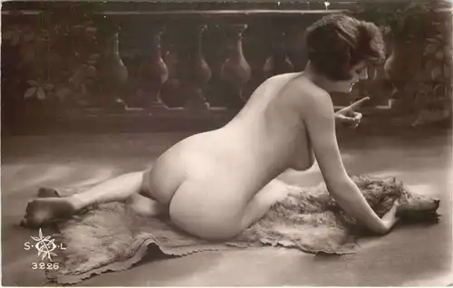 Erotik - Frau auf Fell -721642