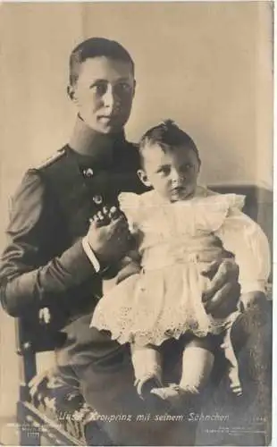 Unser Kronprinz mit seinem Söhnchen -729380