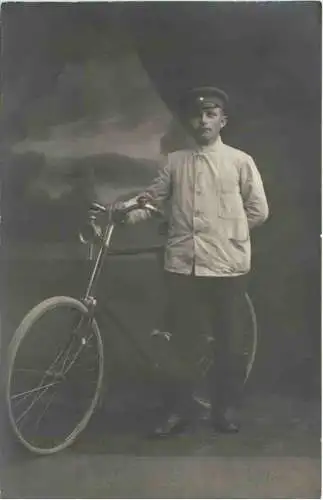 Mann mit Fahrrad -730050