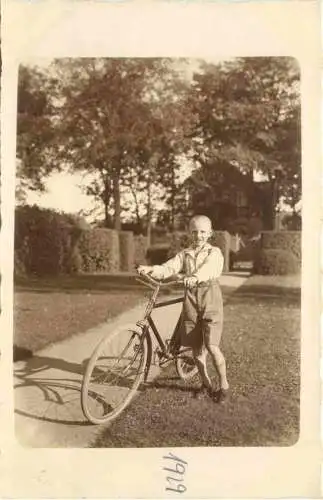 Kind mit Fahrrad -730046