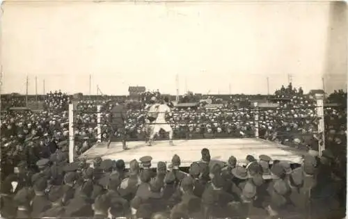 Boxkampf mit Soldaten -732372