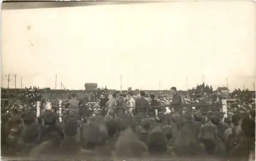 Boxkampf mit Soldaten -732378