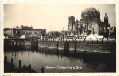 Berlin - Lustgarten und Dom -735556