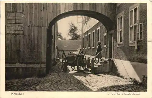 Herrnhut in Sachsen - Im Hofe des Schwesternhauses -740198