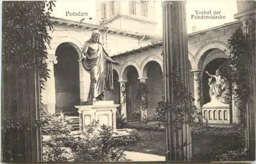 Potsdam - Vorhof der Friedenskirche -751858