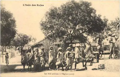 India - Les Bhil arrivant a l Eglise -764622