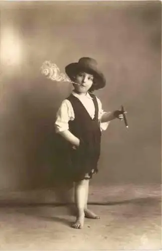 Kind mit Zigarre -768854