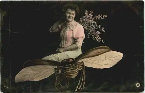 Frau mit Fliege -771196