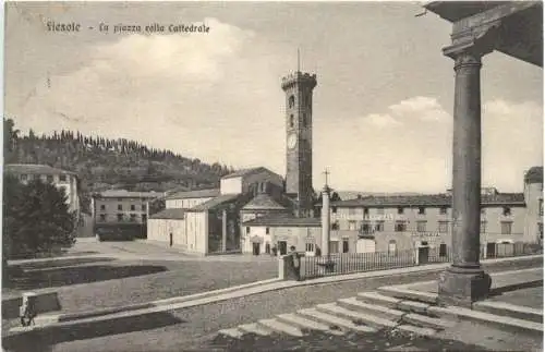 Fiesole - La piazza colla Cattedrale -775454