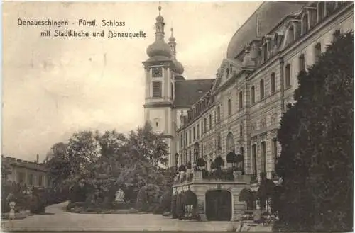 Donaueschingen - Fürstl. Schloss mit Stadtkirche und Donauquelle -555846