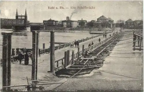 Kehl am Rhein, Alte Schiffbrücke, Passanten -556262