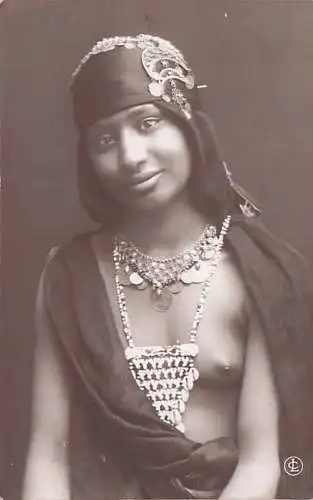 Freundliches ägyptisches Mädchen aus Oberägypten mit einem feinen Kauri-Muschel-Medaillon und einer Goldmünzenkette 1916 -793008