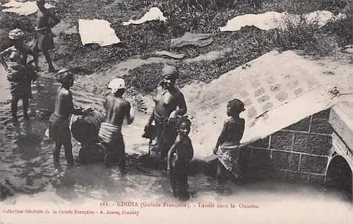 181. KINDIA (Guinée Française). Lavoir dans la Quaoua Collection Générale de la Guinée Française A. James, Conakry -792980