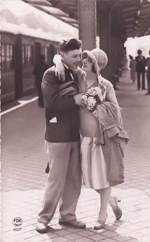 Liebespaar am Bahnhof -793224