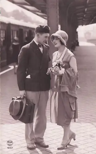 Liebespaar am Bahnhof -793228