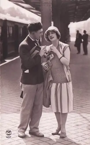 Liebespaar am Bahnhof -793222