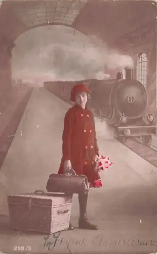 frau am Bahnhof -793236