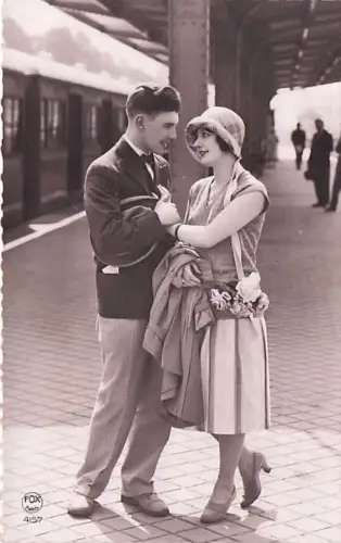 Liebespaar am Bahnhof -793226