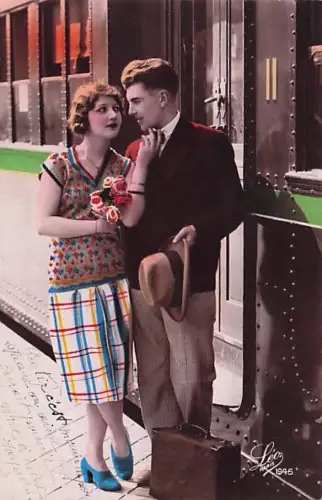 Liebespaar am Bahnhof -793246