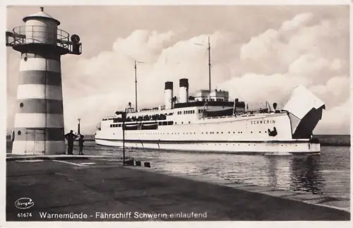 AK Warnemünde, einlaufendes Fährschiff Schwerin -793402
