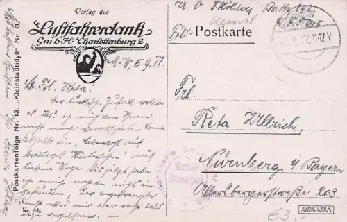 Künstler Ak Kleinstadtidyll, Wohnhäuser, Frau mit Korb, Blumen -793506