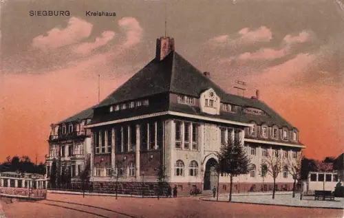 Siegburg, Kreishaus mit Strassenbahn und Wolken -793834