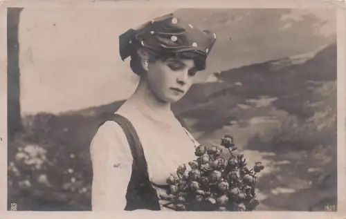 Frau mit Blumenstrauß 1927 -794002