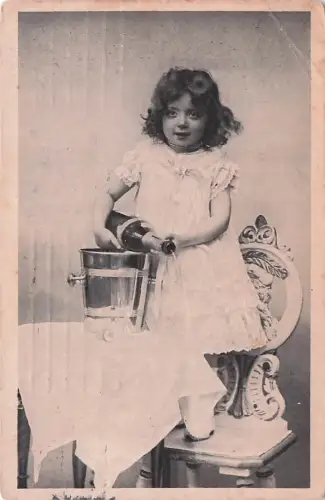 Kind mit Sektflasche -794984