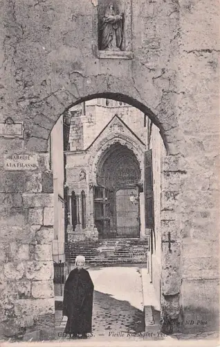 Chartres_Eure_et_Loir Porche et Rue Saint Yves Chartres_Eure_et_Loir -795210