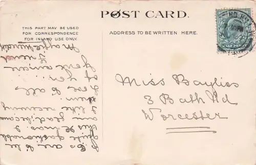 Ein anderer Mann, der sich hinter einer Ziegelmauer versteckt -794982