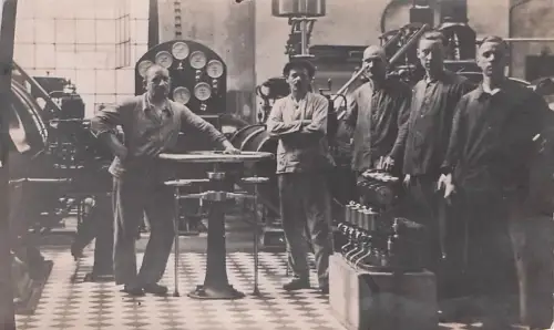 Gruppe von Männern in einer Fabrikhalle -796110