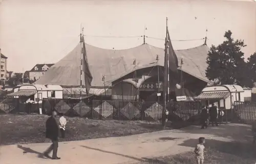 ein Zirkuszelt mit dazugehörigen Wagen -796238