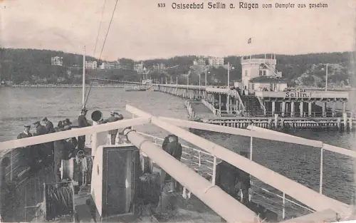 AK Sellin / Rügen, Dampfer verlässt die Landungsbrücke -796770