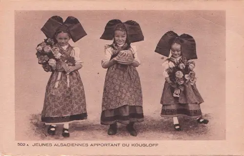 Ak Drei Mädchen in Elsässer Trachten mit Guglhupf und Blumen -797340