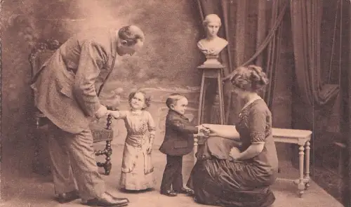 AK Liliputaner-Paar begrüsst ein normalwüchsiges Paar -797378