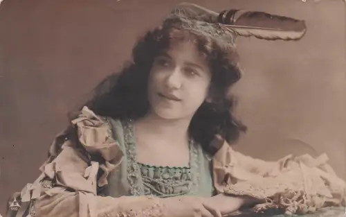 Schöne Dame Theater Französisch Mode Original Vintage Postkarte -797938