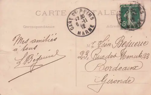 Frau im Stil der Belle Époque oder des Art Nouveau, die eine Zeitung trägt. Der Stil erinnert an die Zeit um die Jahrhundertwende vom 19. zum 20. Jahrhundert. -798042