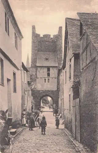AK Alken, Gasse mit Tor -798898
