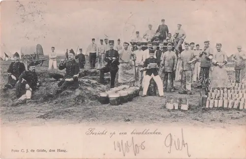 Soldaten und Zivilisten, die um eine Feldküche -798850