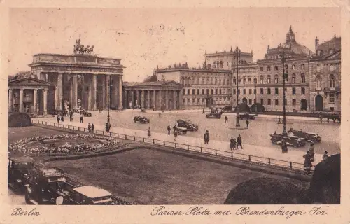 Berlin - Pariser Platz mit Brandenburger Tor - Oldtimer / Karte -799550
