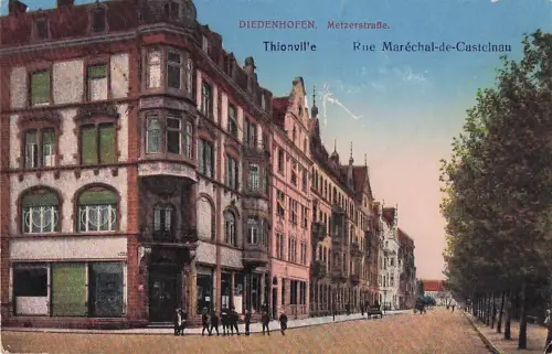AK Diedenhofen i. L., Metzerstrasse mit Gebäudeansicht -800208