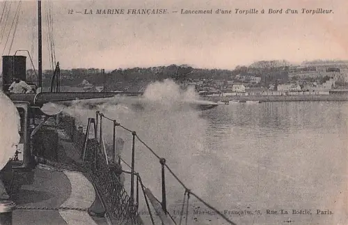 - LA MARINE FRANÇAISE. Lancement d'une Torpille à Bord d'un Torpilleur. -800748