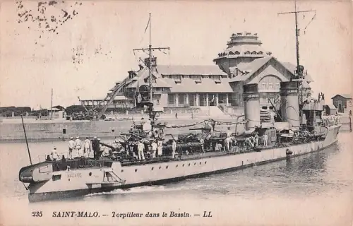 SAINT-MALO. 1orpilleur dans le Bassin. -LL -800764