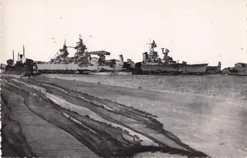 Schlachtschiffe der Richelieu-Klasse im Hafen. -800884