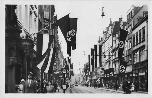 AK Saarbrücken, Bahnhofstrasse mit Geschäften im Flaggenschmuck, Hakenkreuz -800910