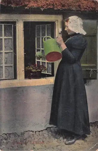 Frau beim Gießen von Pflanzen in Laren darstellt. -802376