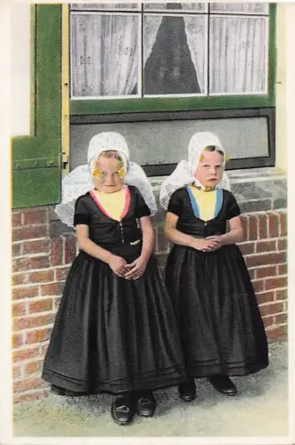 Niedliche kleine Mädchen in Kleidern -802400