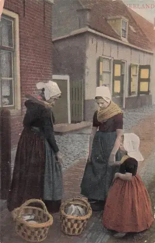 zwei Frauen und ein Kind, die die traditionelle Volkstracht -802398