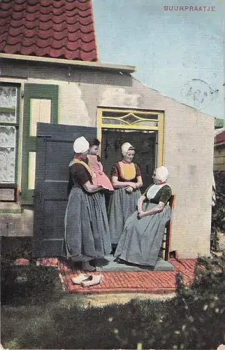 Drei Frauen und ein kleines Kind in klassischer Trachtenkleidung vor einem Haus. -802374