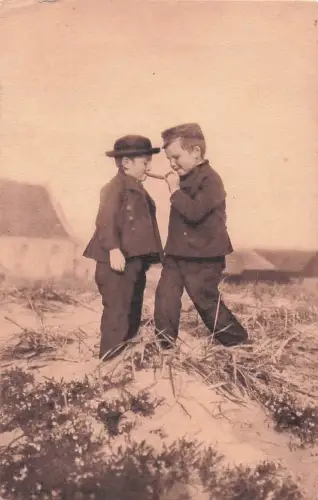 Postkarte Niederlande, Kinder in Tracht, erste Zigarre, Jan und Stoffel -802446